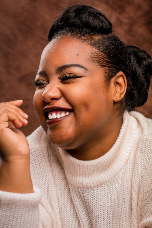 femme épanouie et souriante